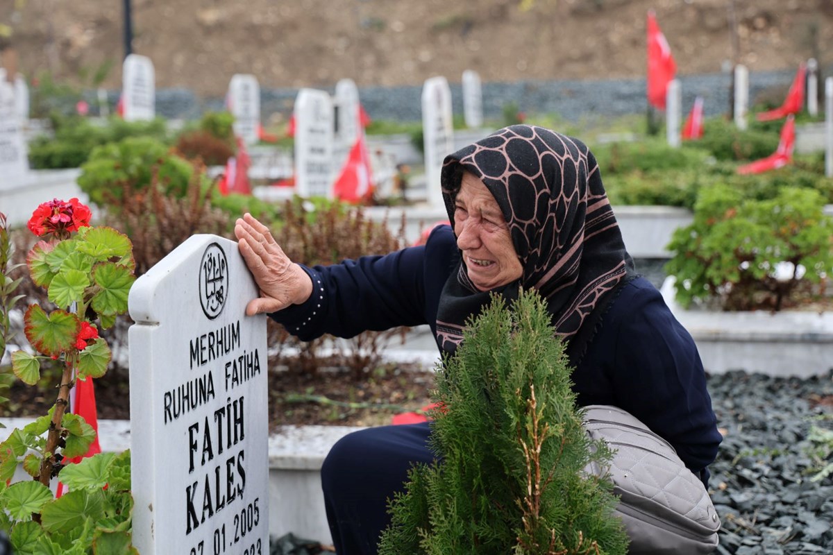 Depremde gelini ve 3 torununu kaybetti: "1 yıllık bina 3 saniyede mi çöküyor?"
