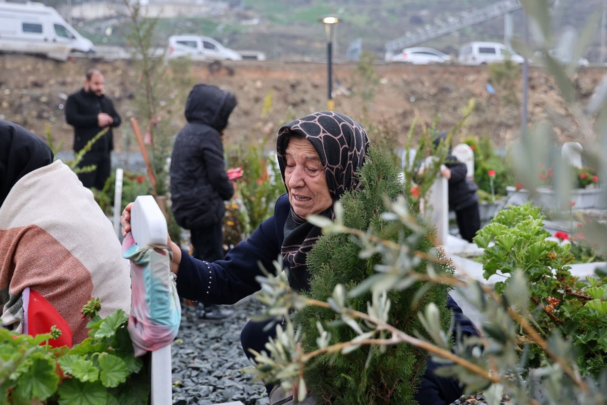 Depremde gelini ve 3 torununu kaybetti: "1 yıllık bina 3 saniyede mi çöküyor?" - görsel 2