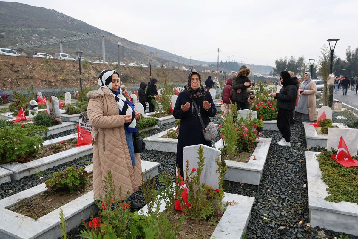 Depremde gelini ve 3 torununu kaybetti: "1 yıllık bina 3 saniyede mi çöküyor?" - görsel 5