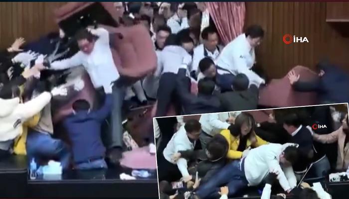 Tayvan parlamentosu çok kafa karıştırıcı! Salonun girişine barikatlar kuruldu, sandalyeler ve şişeler havaya uçtu.