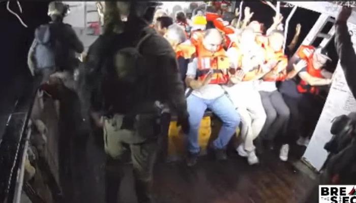Dünya bu görüntüleri konuşuyor! İsrail ordusu, Gazze Şeridi'ne insani yardım götüren Hanzala gemisine müdahale etti! Askerler gemiye çıktı