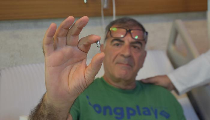 Öksürük şikayetiyle gittiği hastanede hayatının şokunu yaşadı: Akciğerinden diş implantı çıktı!