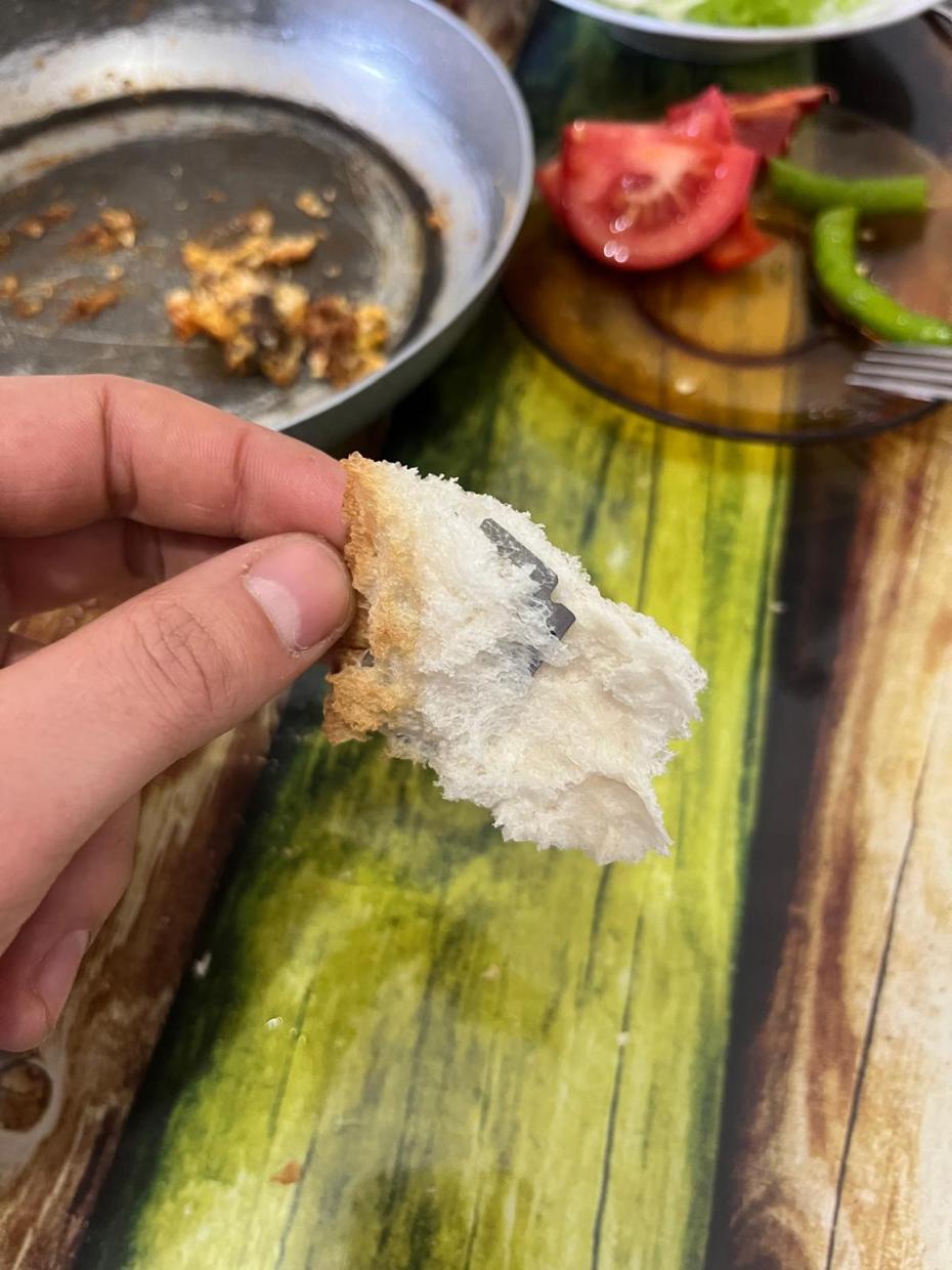 Kahvaltıda ekmeğin içinden kesici alet çıktı!