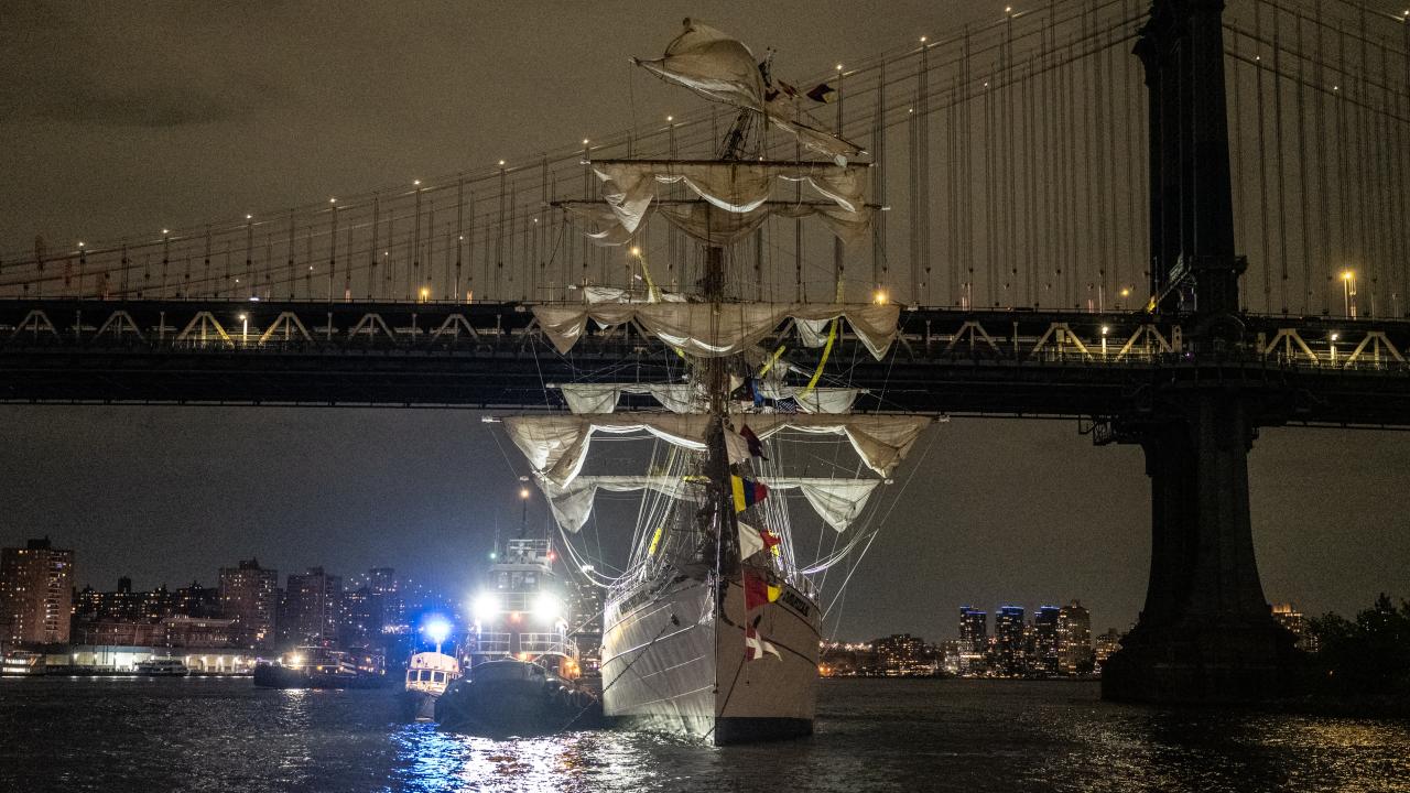 Meksika donanmasına Brooklyn Köprüsü'ne çarptı