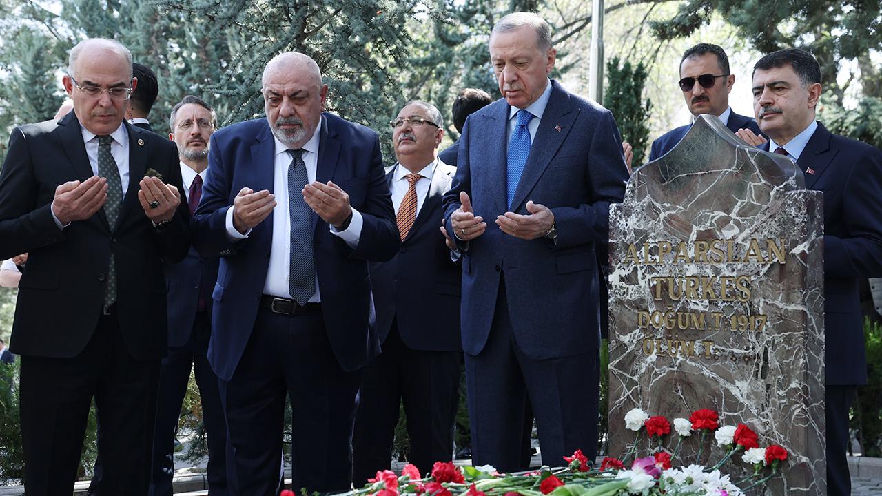 Cumhurbaşkanı Erdoğan'ın Alparslan Türkeş'in kabrini ziyareti
