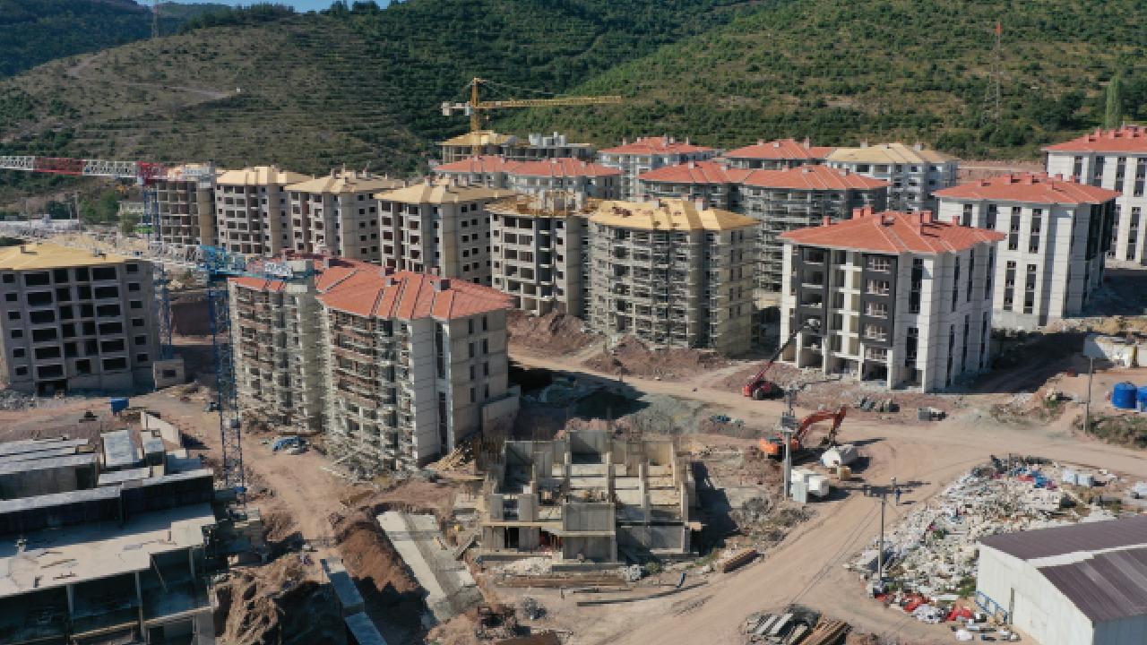 Deprem bölgesinde inşaat çalışmaları hız kesmeden devam ediyor