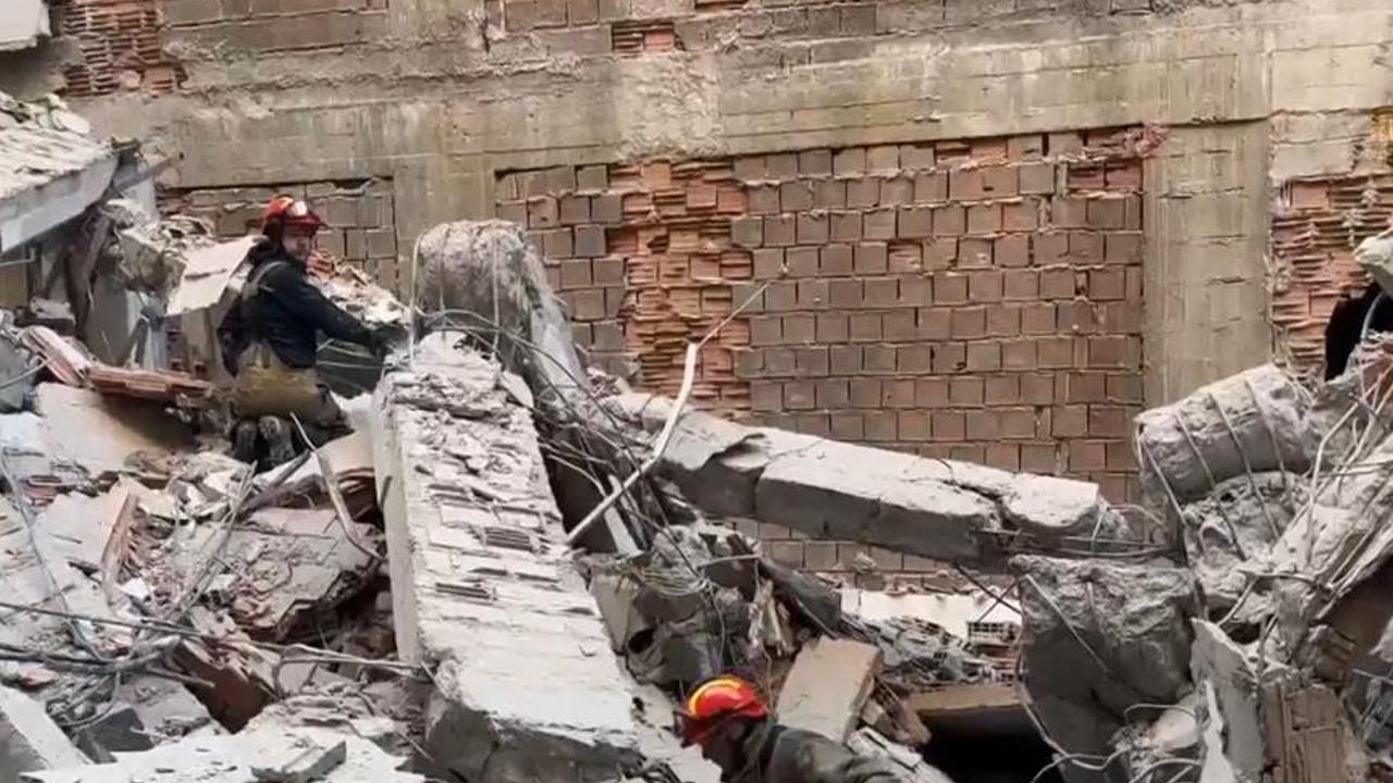 Güngören'de yıkım sırasında çöken binanın enkazı altında 2 işçi mahsur kaldı.