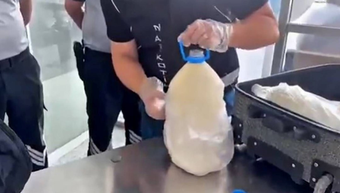 Havalimanında süt şişesi içinde ele geçirildi: Tam 12 kilo 800 gram - Son Dakika Türkiye Haberleri
