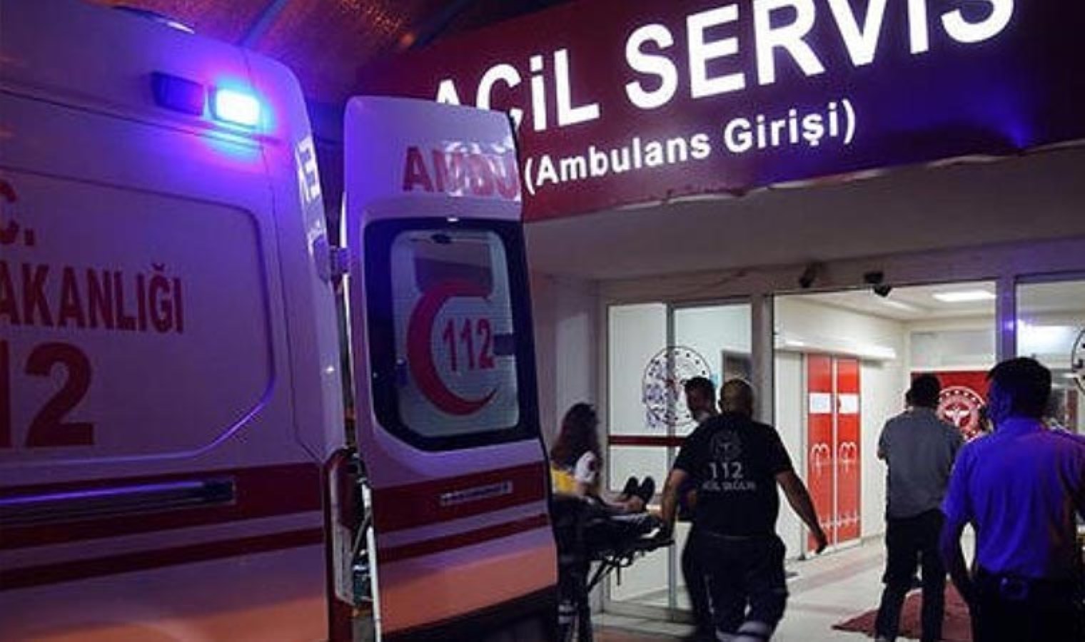 Yavaşlayamayan motosikletli taksiye arkadan çarptı: 2 yaralı - Son Dakika Türkiye Haberleri