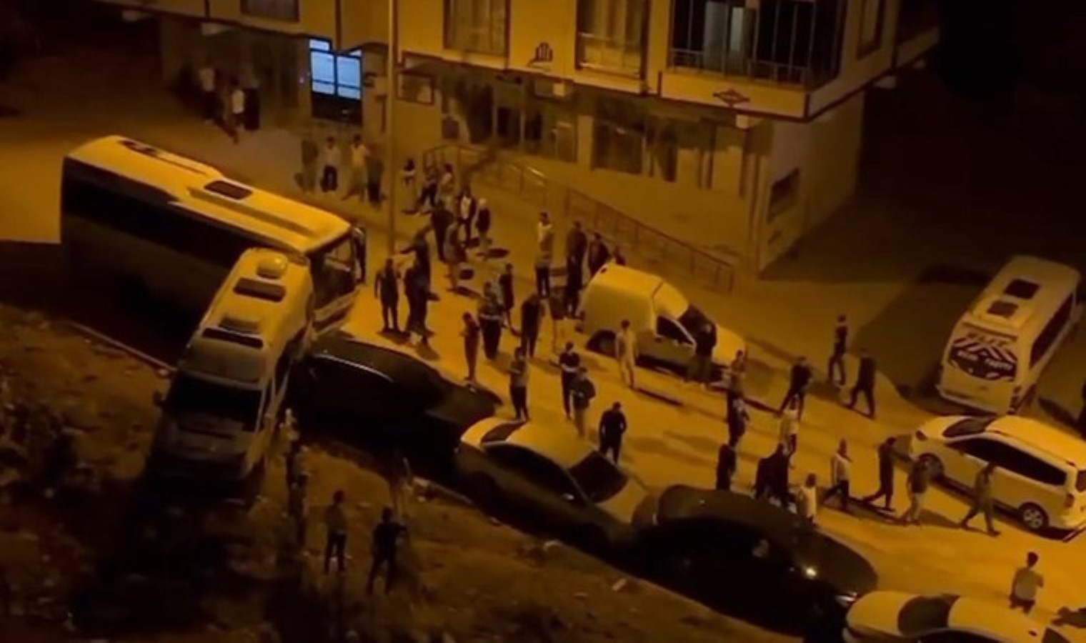 Siirt'te mahalle sakinleri ayağa kalktı: Yokuşa inen midibüs 9 araca çarptı - Son Dakika Türkiye Haberleri