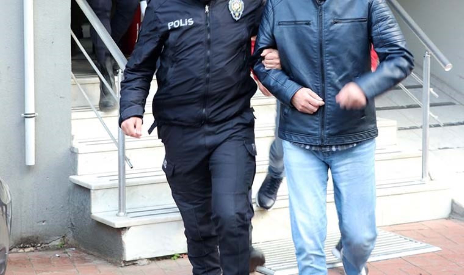 Manisa'da silah kaçakçılığı suçlamasıyla 2 kişi gözaltına alındı ​​- Son Dakika Türkiye Haberleri