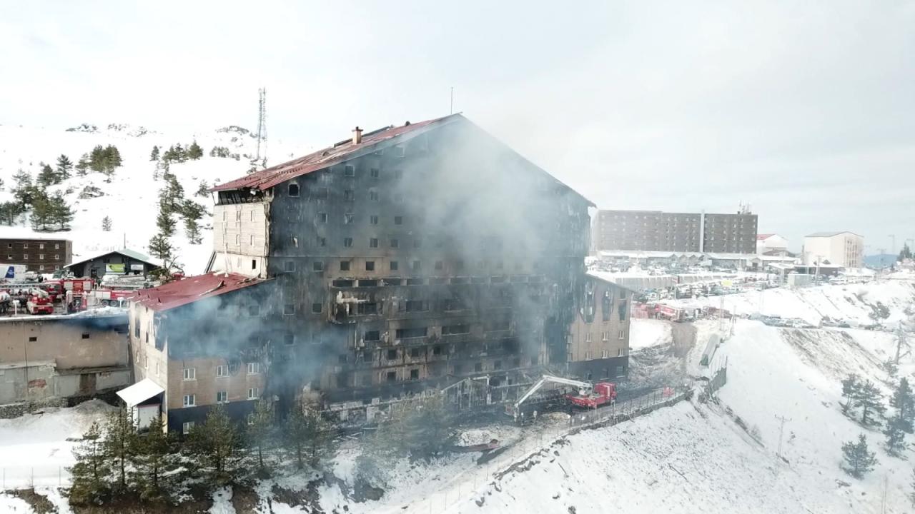 Flame Hotel'de engellenen 26 kişi kurtarmayı sağladı