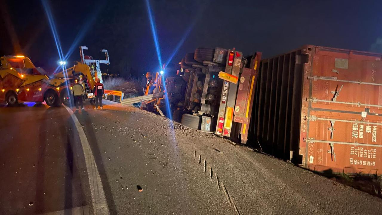 Bilecik'te devrilen tırın sürücüsü hayatını kaybetti