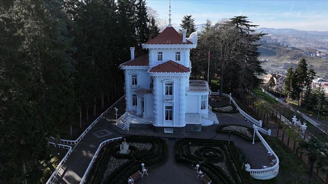 Ziyaretçiler Trabzon'daki Atatürk Sarayı'nı doldurdu