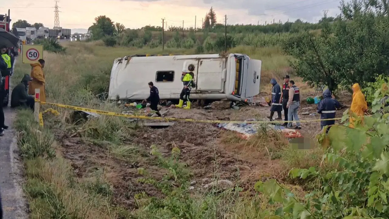 İpsirta'nın Gelendost ilçesinde Tur Otobüsü Kazası: 5 Ölü, 25 Yaralı