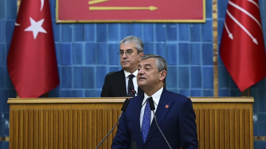 Özgür Özel, CHP Grubu'yla Vedalaştı ve Yeni Partinin Kuruluşunu Duyurdu