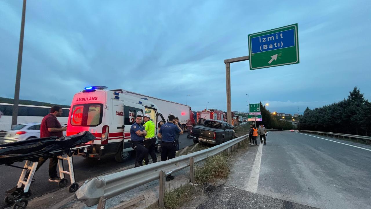 Yol tabelasına çarpan kamyonetin sürücüsü hayatını kaybetti