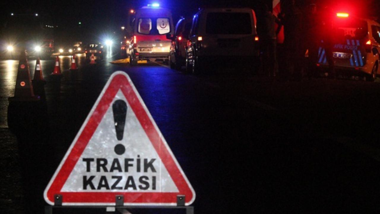 İzmir'de otomobil ile hafif ticari araç çarpıştı: 3 yaralı