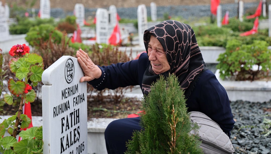 Depremde gelini ve 3 torununu kaybetti: "1 yıllık bina 3 saniyede mi çöküyor?"