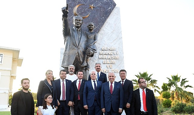 Zafer Bayramı Atatürk Anıtı ile taçlandırıldı - GÜNDEM