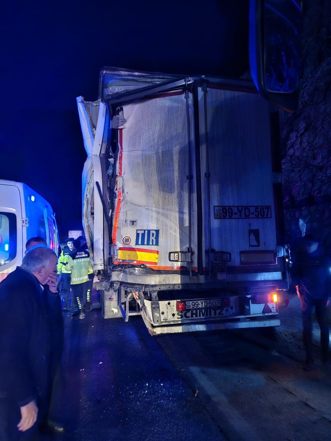 AA-20250303-3722823-37228822-MERSINDE_YOLCU_OBUSUN_TIRARA_CARPMA_SONUCU_10_