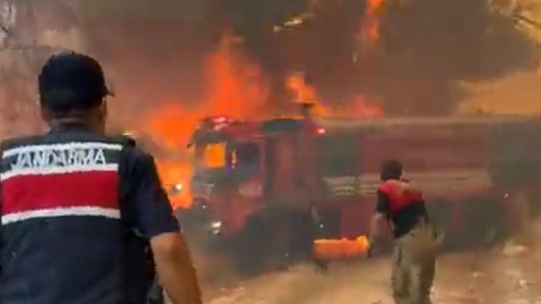 Çanakkale'de korku dolu anlar! İtfaiye aracı alevlerde kaldı, sürücü son anda kuruldu 3