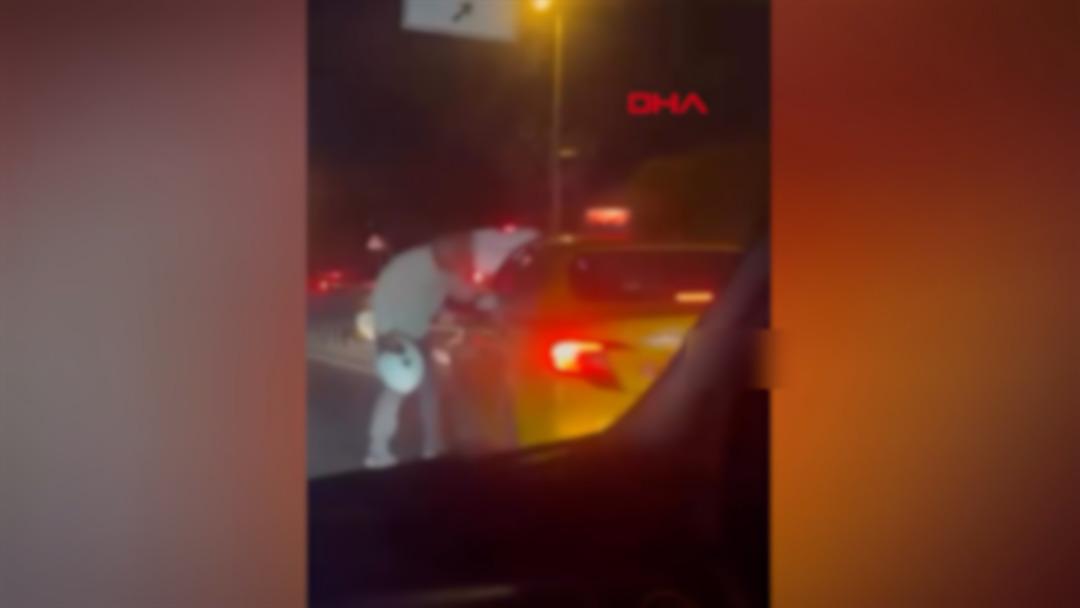 Biri arabaya bir el verdi, diğeri taksinin bardağını bir kaskla kırmaya çalıştı! Mücadele, İstanbul'un Kamerada Ticaretinde Dövüşüyor ... 2