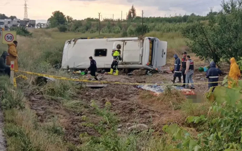 İpsirta'nın Gelendost ilçesinde Tur Otobüsü Kazası: 5 Ölü, 25 Yaralı