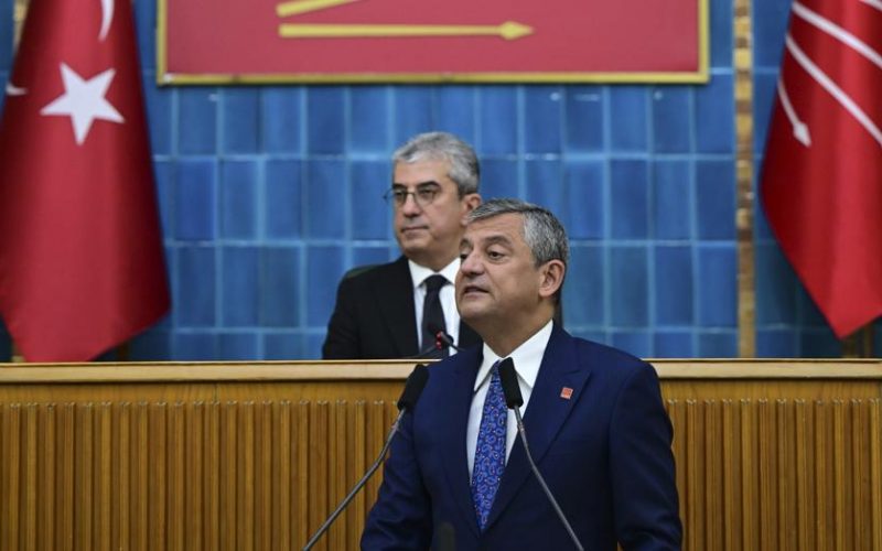 Özgür Özel, CHP Grubu'yla Vedalaştı ve Yeni Partinin Kuruluşunu Duyurdu