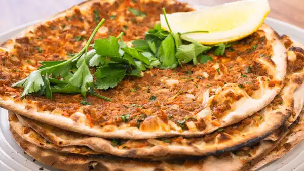 Klasik Lezzetin En Güzel Haline Dönüşen Glütensiz Lahmacun Tarifi