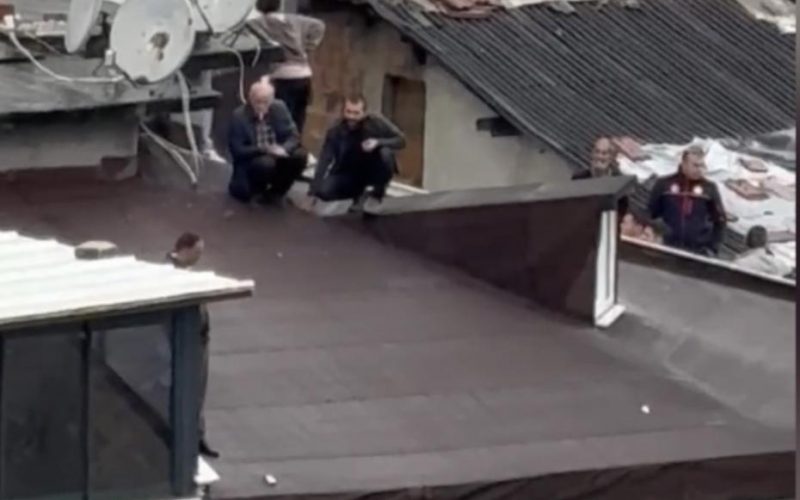 Kağıthane’de eşi 2 aydır eve gelmeyince çatıya çıktı